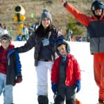 Escola de esqui ou snowboard: técnica, segurança e diversão em um dia de neve para crianças.