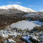 Laguna Congelada en Neumeyer: caminata invernal y exploración profunda en la Patagonia