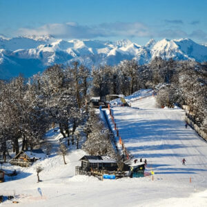Tu primer día de ski en Cerro Bayo: clase, equipo y pase incluidos